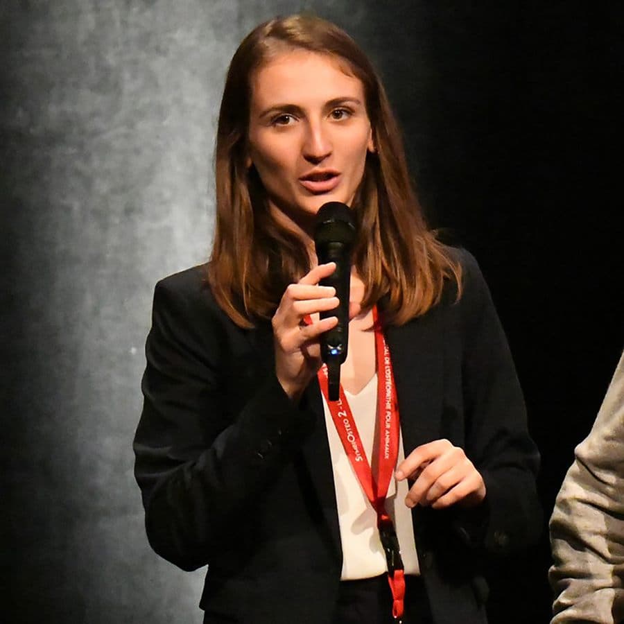 Marie Salabert au micro lors d'une conférence sur l'ostéopathie animale