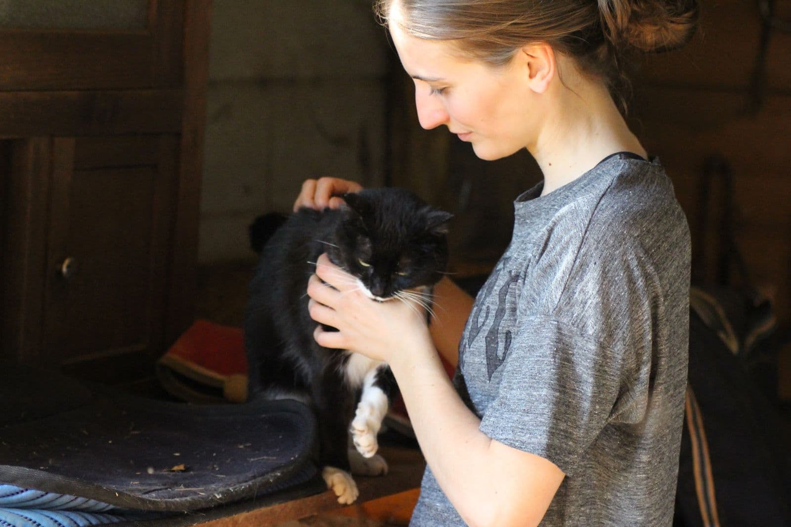 Marie Salabert caresse un petit chien noir et blanc